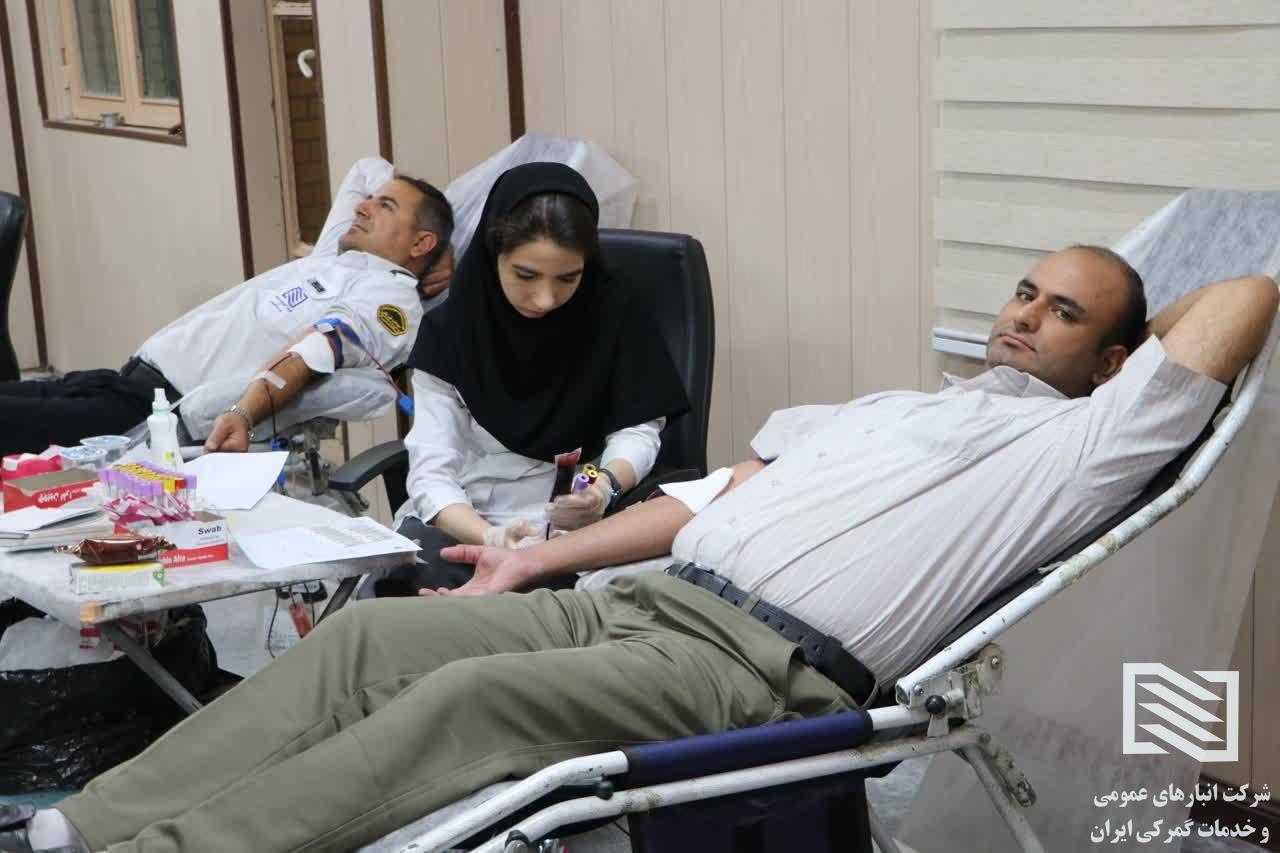 مشارکت گسترده کارکنان و مراجعین شرکت انبارهای عمومی امام خمینی(ره) در طرح اهدای خون 1